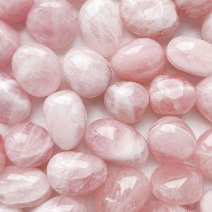 Камушки из розового кварца