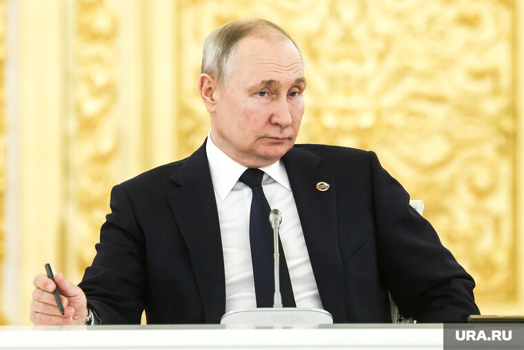    Владимир Путин получил подарок от волейболисток