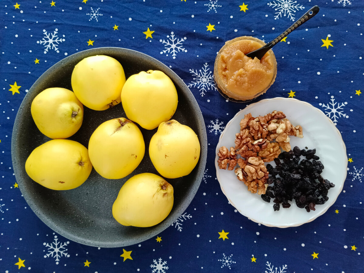 Айва была некрупная и в нее вошло только 2/3 орехов и изюма  от количества на фото