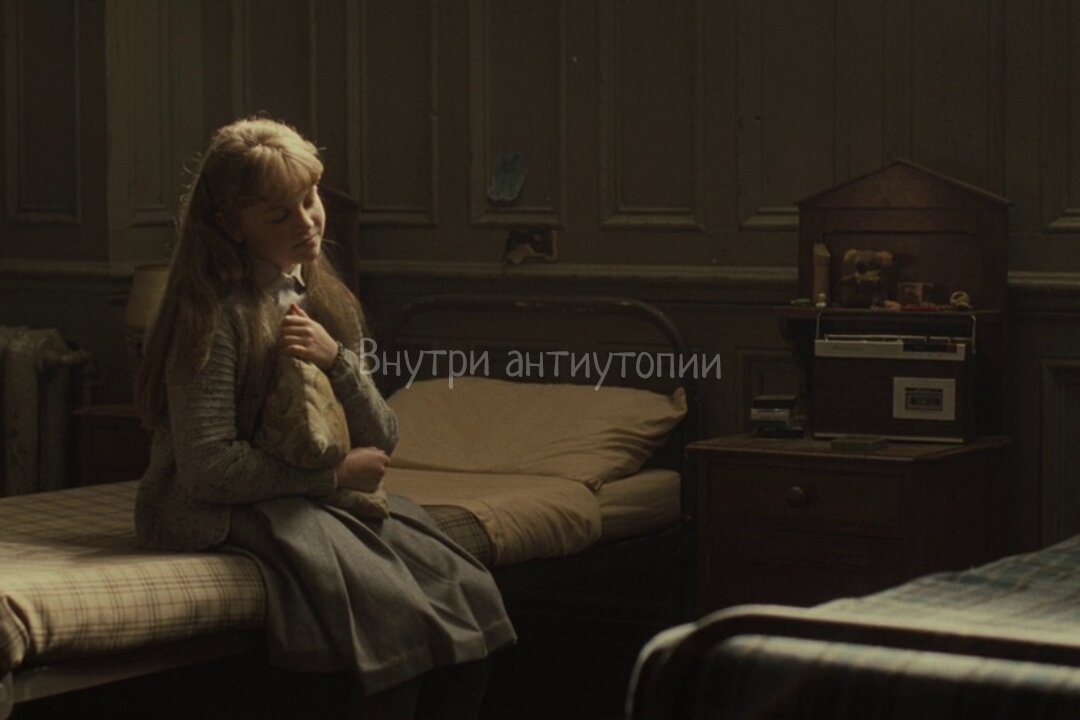 Кадр из фильма «Не отпускай меня». Кстати, фильм неплох, но есть отклонения от сюжета, и не возможно прочувствовать эмоции героев, как в книге.