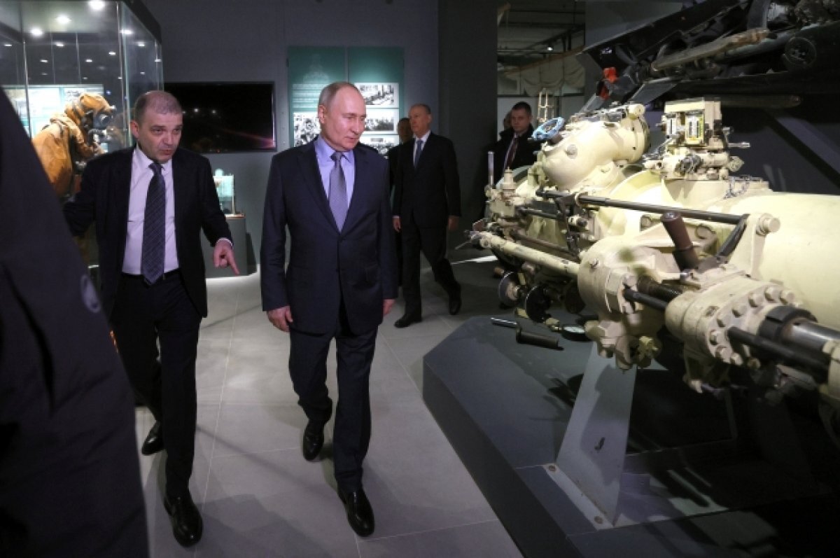    26 января 2024. Президент РФ Владимир Путин и ректор СПбГМТУ Глеб Туричин (слева) во время посещения Санкт-Петербургского государственного морского технического университета.