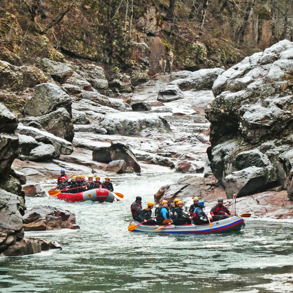 Сплав по реке Белой среди пейзажей Гранитного каньона доступен даже новичкам. Фото: Татьяна Афанасьева