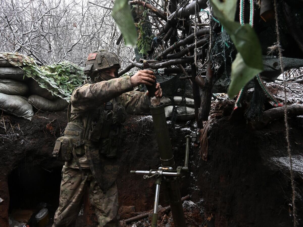    Военнослужащий ВС РФ ведет огонь по позициям ВСУ из 82мм миномета в зоне СВО© РИА Новости / Евгений Биятов