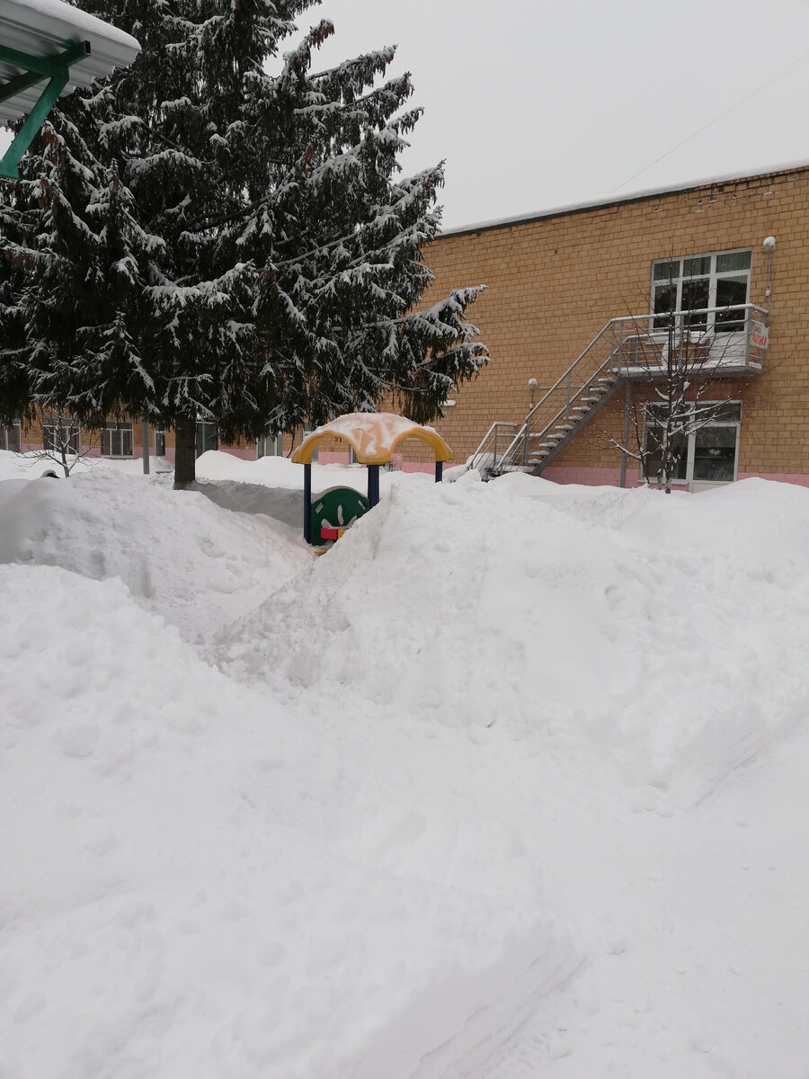 Зимняя деревня. Зимняя деревня сарай. Старая зимовка. Ветхая изба. Таежная заимка карелия.