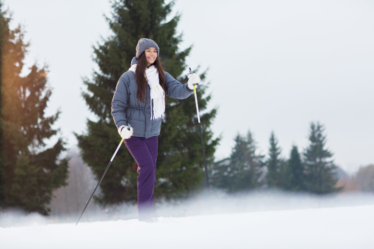 <a href="https://ru.freepik.com/free-photo/active-skier_5400513.htm#query=%D0%B4%D0%B5%D0%B2%D1%83%D1%88%D0%BA%D0%B0%20%D0%BD%D0%B0%20%D0%BB%D1%8B%D0%B6%D0%B0%D1%85&position=1&from_view=search&track=ais&uuid=cb7f4b91-6cf5-4c22-ad1c-b0251f79c6a0">Изображение от pressfoto</a> на Freepik