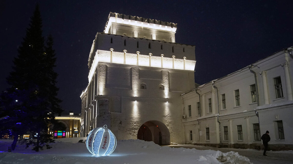 Знаменская башня была построена в 1658-1659 годах. Листайте галерею, чтобы увидеть ещё фото