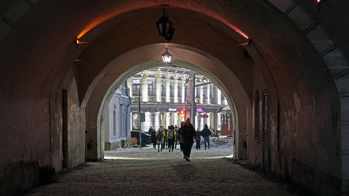 При проезде через эту башню взымались налоги. Например, в петровские времена налог на ношение бороды