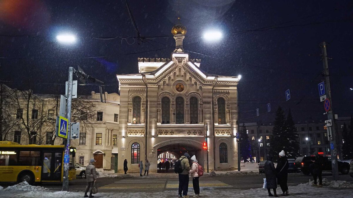 К башне пристроен надвратный храм