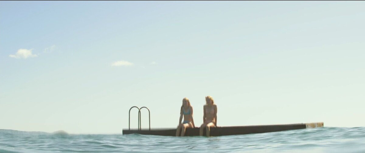 Это плот в океане (видимо, на якоре), на котором отдыхают герои