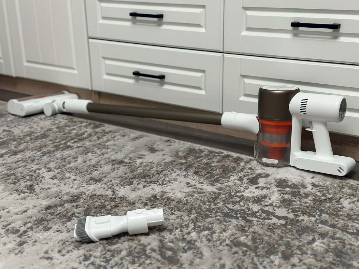 Купили недавно новый пылесос. С таким достаточно просто и интересно убираться самой. Только вот не хватает времени 🤷🏻‍♀️