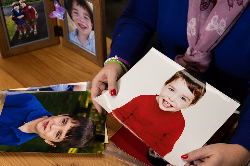 Николь Хокли показывает фотографии своего сына Дилана. Фото ТАСС/AP Photo/Julia Nikhinson