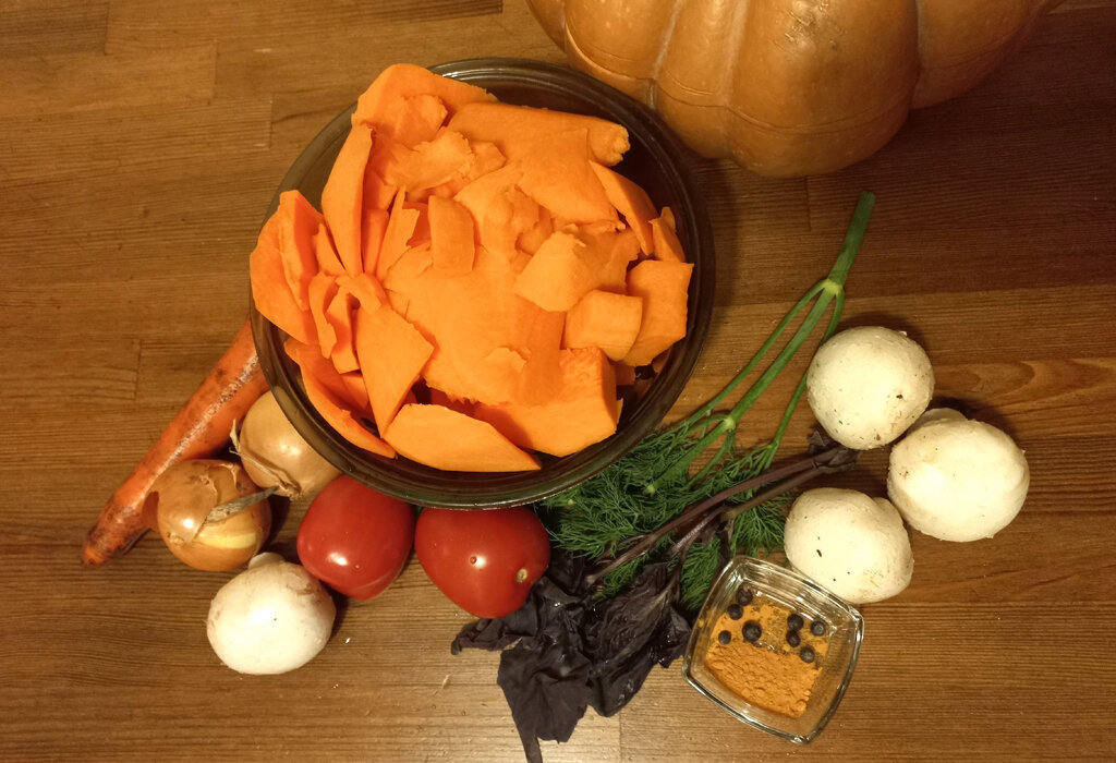 Тыква и прочие сезонные овощи с шампиньонами, запекала в духовке