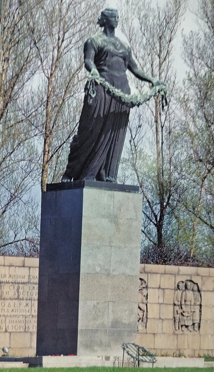 Спб, александровский парк, скульптура "зодчие". Парк победы белгород памятники. Гринн орел статуи. Памятник шолохову на волжском бульваре в москве. Памятник самарскому баяну в самаре.