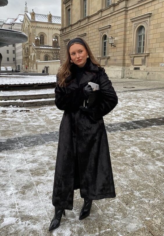 Скользко и травмоопасно, зато красиво и женственно. Именно таким девизом руководствуются наши дамы.