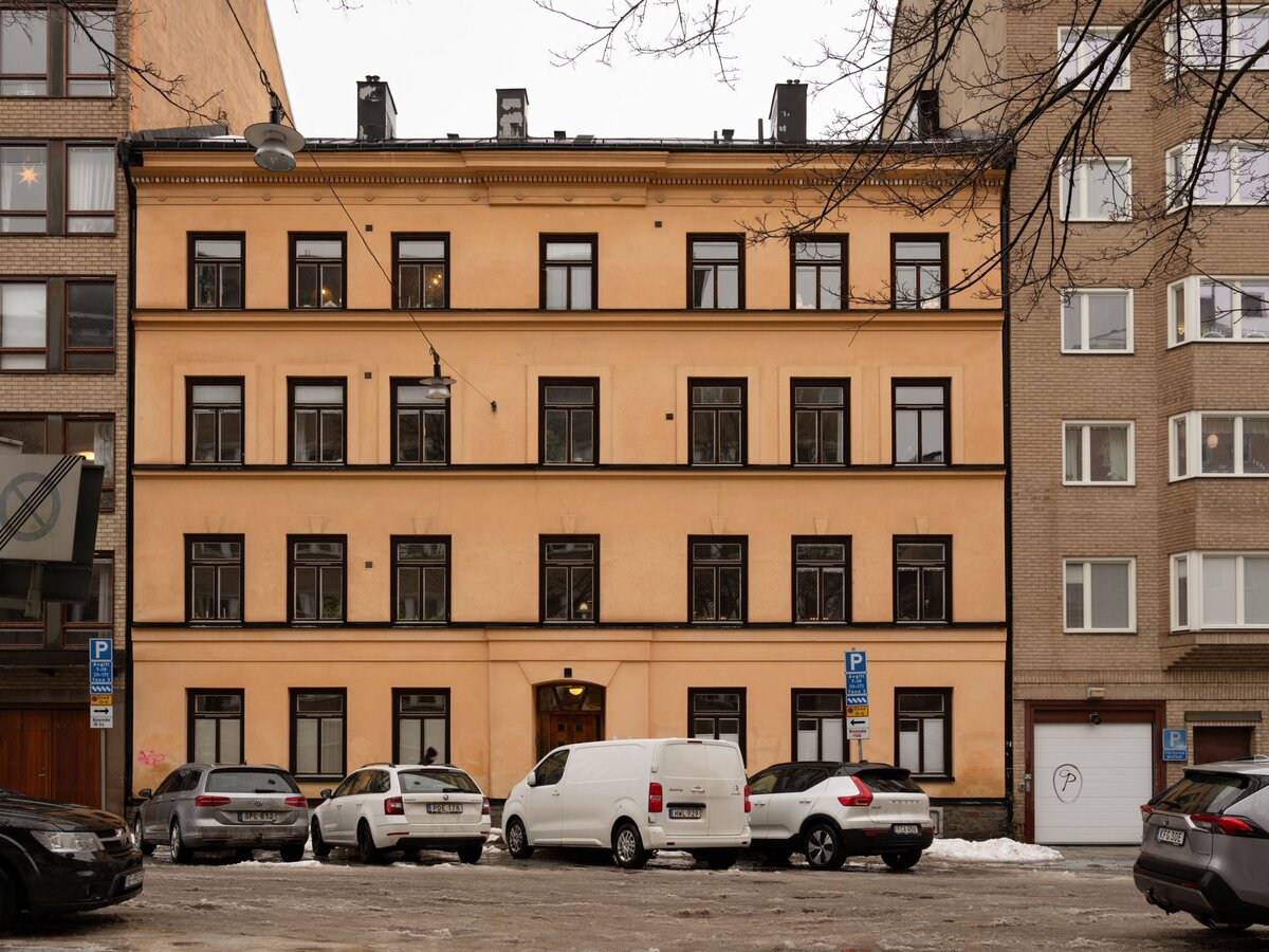 Так выглядит дом, в который мы сегодня заглянем (здесь очень много малогабаритных квартир площадью 23-30 квадратов)