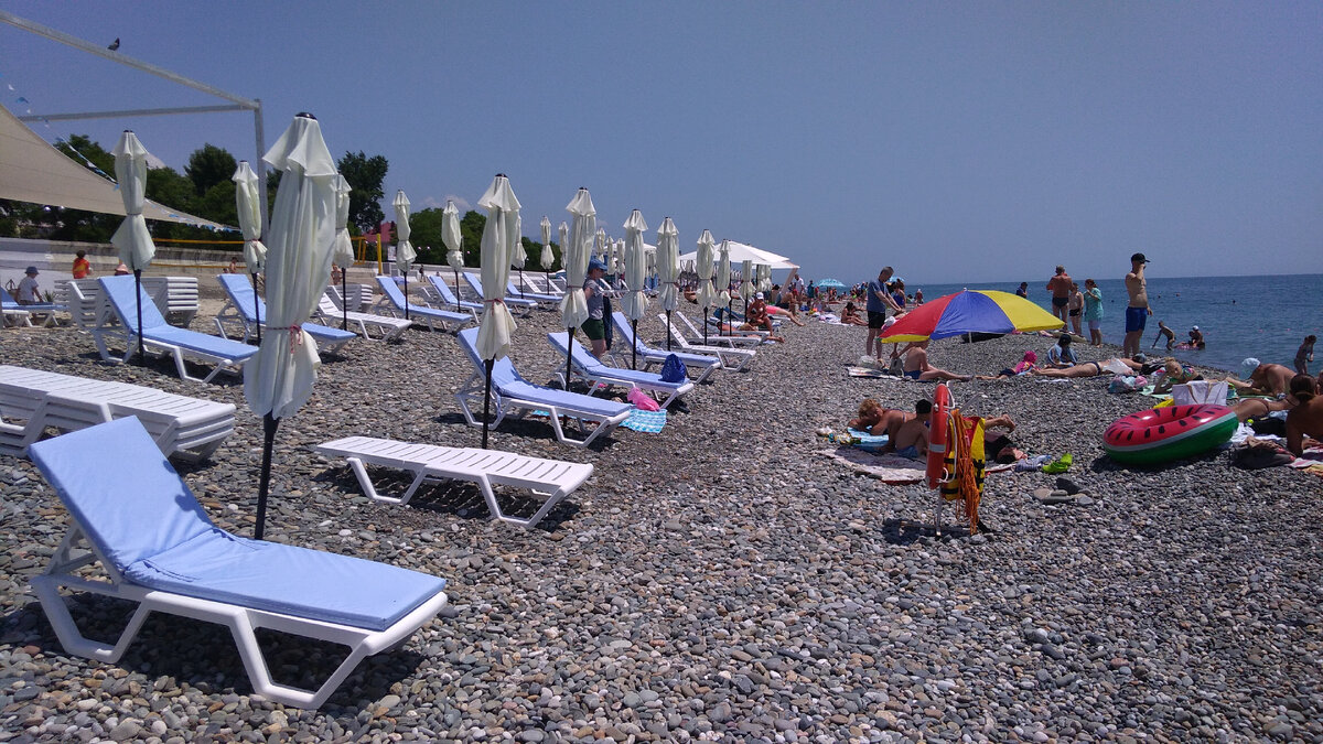 Нетипичное фото летнего Сочи. Обычно здесь гораздо многолюднее. А это, между прочим, конец июня (здесь и далее фото автора)