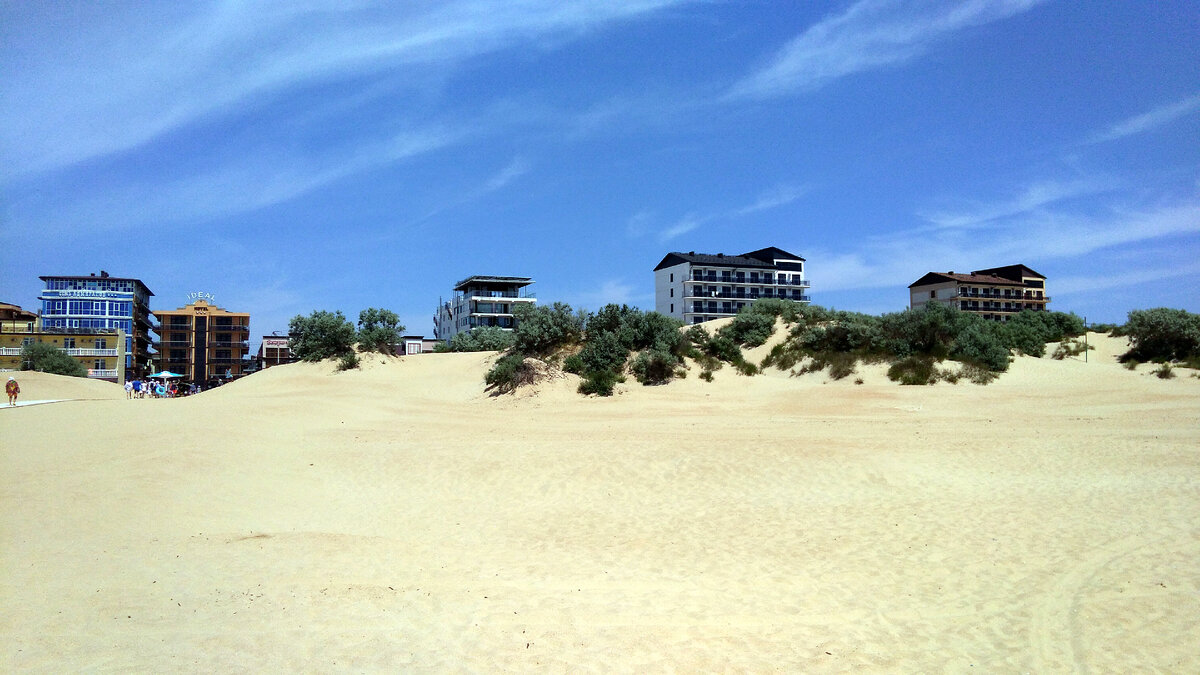 От Анапы в сторону Витязево идут километры широких песчаных пляжей с недорогими отелями на "первой линии" и теплым мелким морем, зацветающим уже в середине июня 