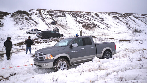 Китайский TANK 300 застрял, попыхтел, но выдернул грузовичок Dodge Ram ...