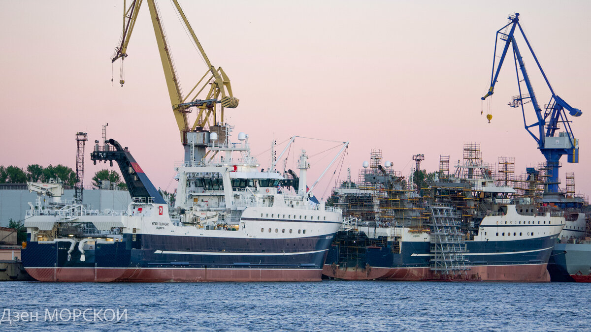 БМРТ "Капитан Вдовиченко" и "Капитан Мартынов" у достроенной стенки Адмиралтейских верфей. 7 июля 2022 г.