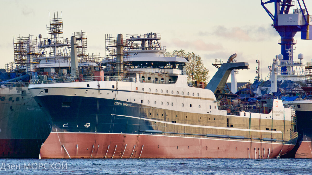 БМРТ "Капитан Мартынов" у достроенной стенки Адмиралтейских верфей. Октябрь 2021 г.
