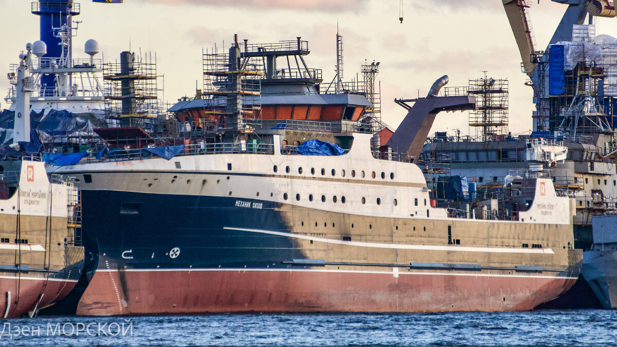БМРТ "Механик Сизов" у достроенной стенки Адмиралтейских верфей. Октябрь 2021 г.