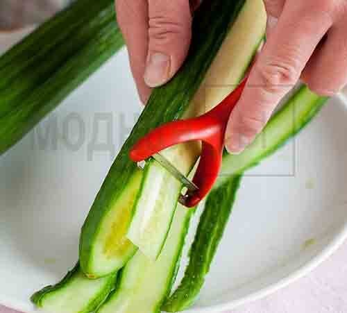 малосольные огурцы калорийность. что можно сделать с огурцами свежими. блюда из огурца. салат из огурцов. салат из свежих огурцов.