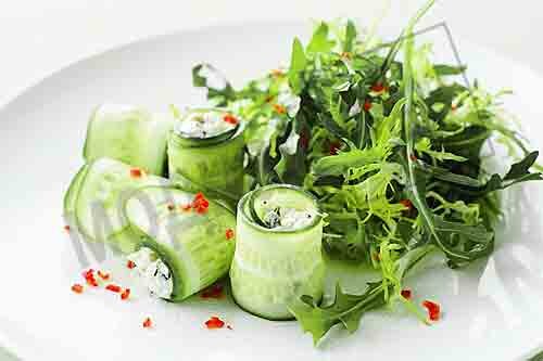 Огурцы в собственном соку на зиму. Роллы из огурцов. Огурцы с чесноком и укропом. Быстрые малосольные огурчики. Что можно сделать из свеж огурцов.