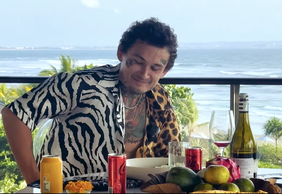 Кадры из нового видео артиста. 