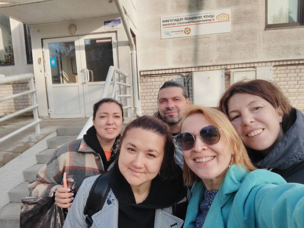 Умственно отсталые дошкольники. Класс без даунов. Школа для даунов. Дети дауны в школе. Много даунов.