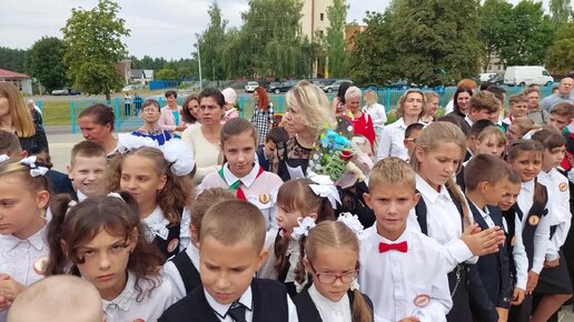 школа 1 сентября. линейка в школе. 1 сентября четыре. первоклашки за партами 1 сентября. презентация 1 сентября день знаний.