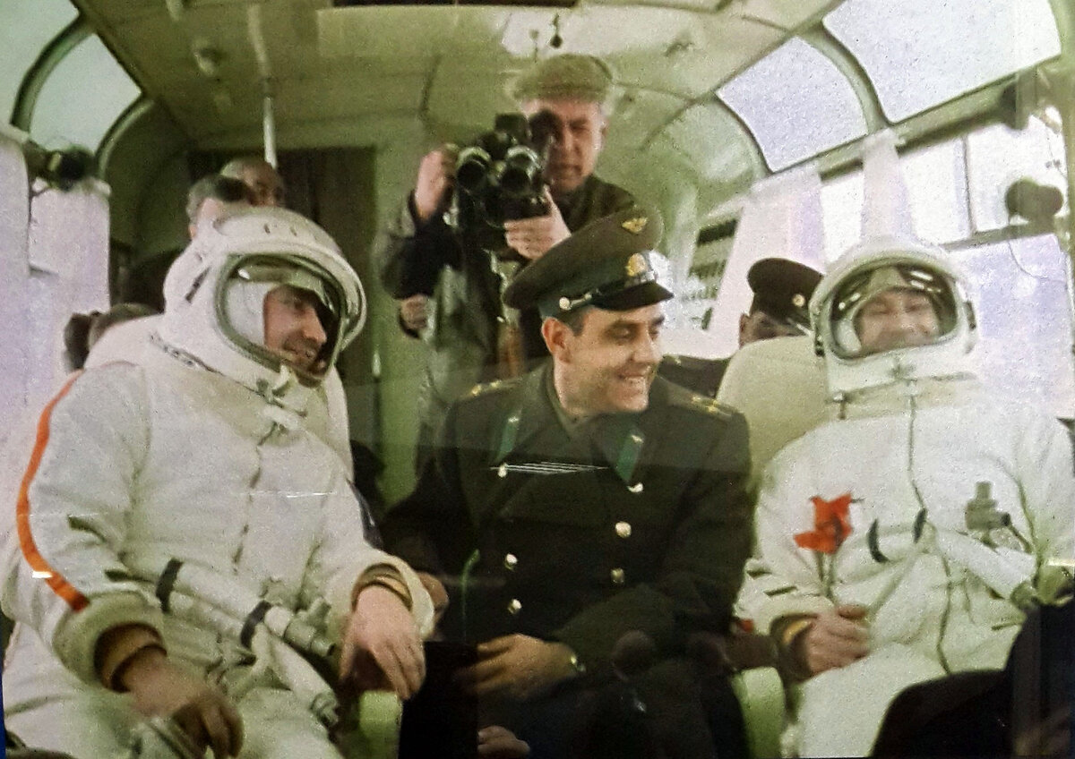 Кто снимал леонова в космосе. Экипаж Восход 2 Леонов. Восход 2 космонавты Леонов и Беляев.