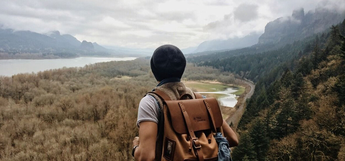 Мужчина с ноутбуком на природе. Вебинар инвестиции. Как путешествовать и зарабатывать. Фрилансер в туризме. Девушка с ноутбуком на море.
