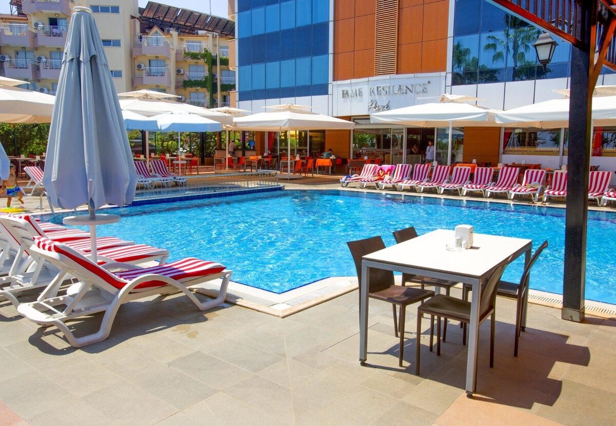 Бассейн в отеле.