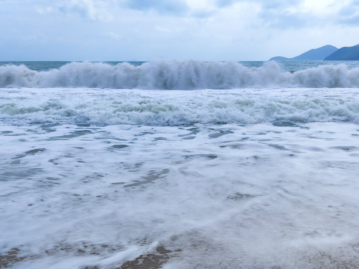 Через море на русском. Через море на русском. Чёрное море босфор и мраморное море. О русский бухта ахлестышева. Мостик в море.