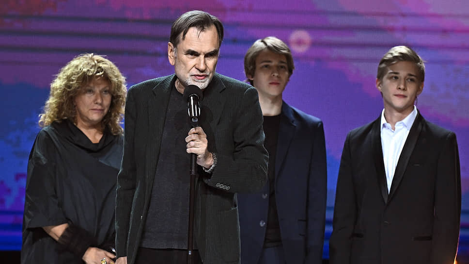 кубки для награждения. награды и премии. премия грация. статуэтки для награждения. выплата премии уволенному сотруднику после увольнения.