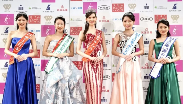 Кароина и конкурентки. Только у одной платье красивое, почему такие платья скучные принято делать?