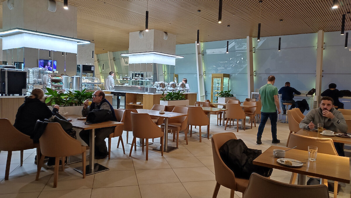 Табло рейсов шереметьево. Как понять какой аэропорт. Номера рейсов самолетов. Табло выхода на посадку. Аэропорт домодедово рейсы.