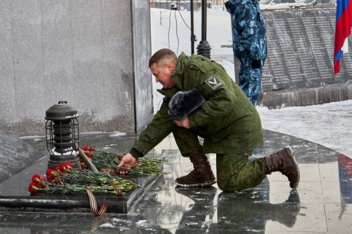    В память павших защитников Родины у Вечного огня на аллее Славы в Бородино всегда лежат красные гвоздики.