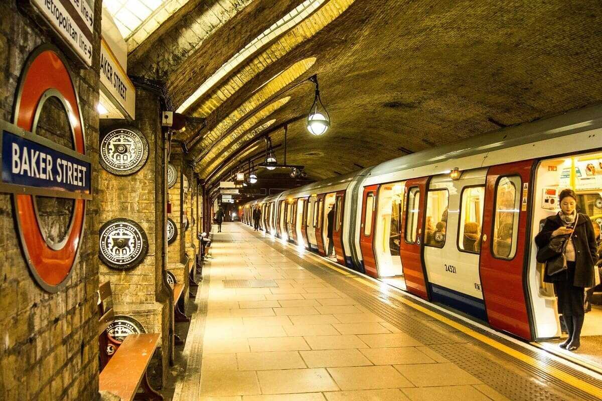 Английский про метро. Метро Лондона. Бейкер-стрит (станция метро). Underground метро Лондона. Станция в метро в Англии Бейкер стрит.