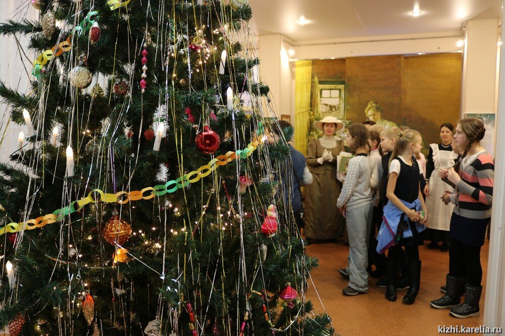 Елка в школе в зале. Новогодняя елка для детей. Новогодняя елка в школе. Украшение школы на новый год. Елка в школе.