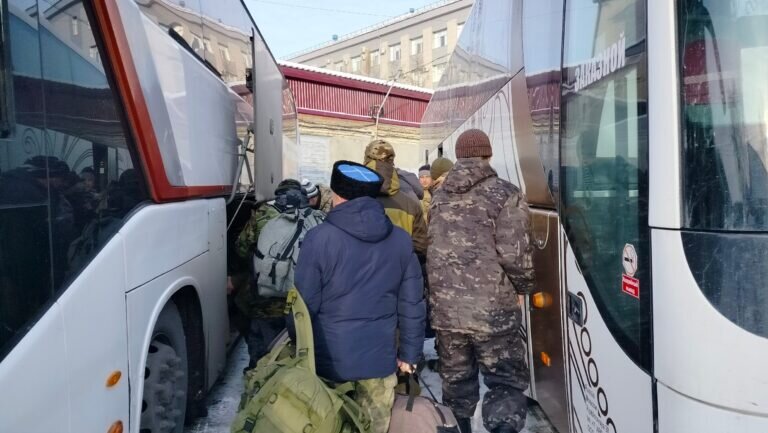 Российские военные на украине. Омон на спецоперации. Чечня гудермес спецназ добровольцы. Каких добровольцев берут на спецоперацию. Каких добровольцев берут на спецоперацию.