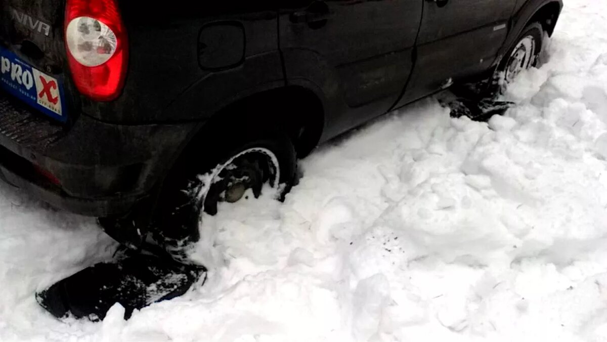 Зимние прогулки с детьми. Девушка с подругами зимой. Зимние развлечения. Катание с горки. Зимние развлечения.