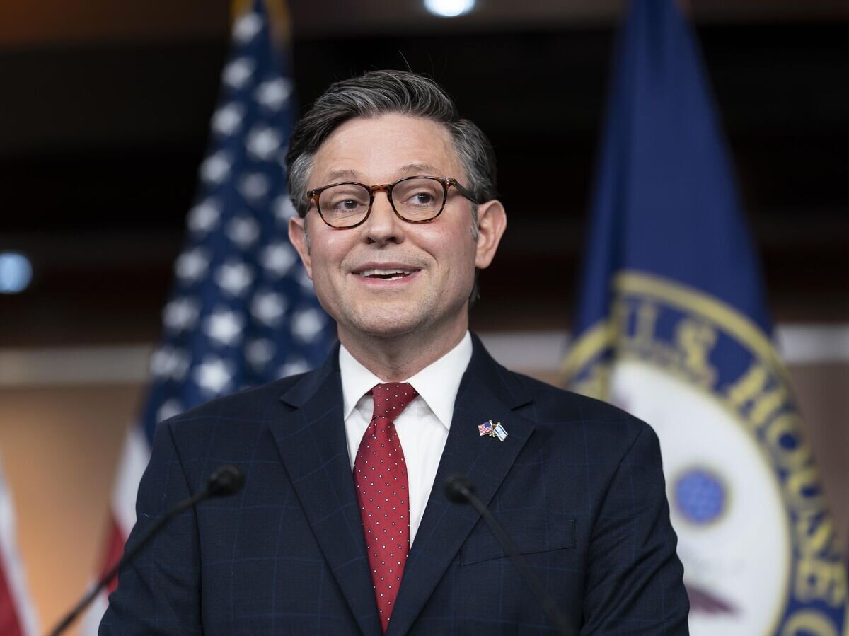    Спикер Палаты представителей Майк Джонсон общается с журналистами перед голосованием по бюджету в конгрессе США© AP Photo / J. Scott Applewhite