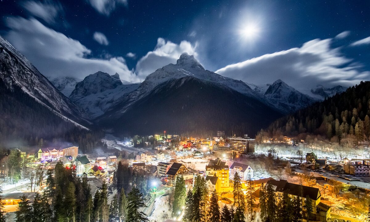 Домбай горнолыжный курорт. Все что нужно знать! Обзор трасс, Ски-пасс, Отели и Гостиницы. Актуальные цены зима 2025. фото с сайта : www.dombaj.ru