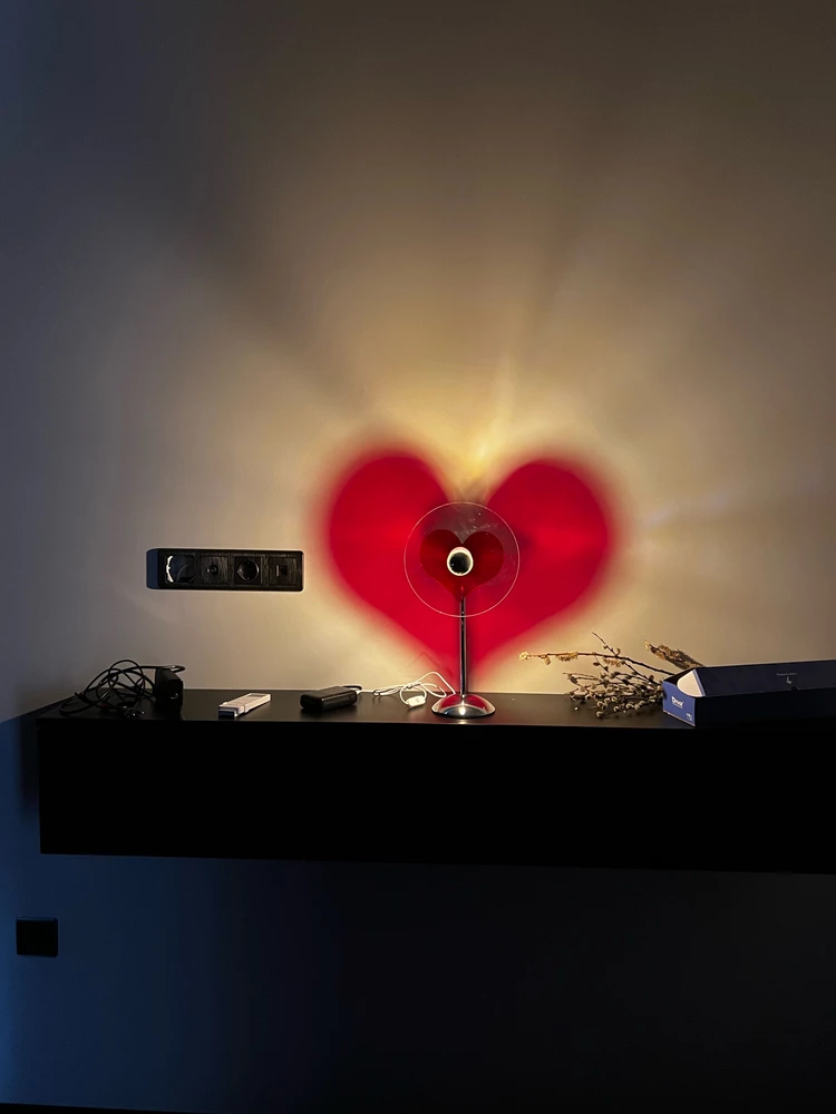 Кровать в тёмной комноте. Девушка с ноутбуком. Женский силуэт в темноте. Окно ночью. Полумрак в комнате.