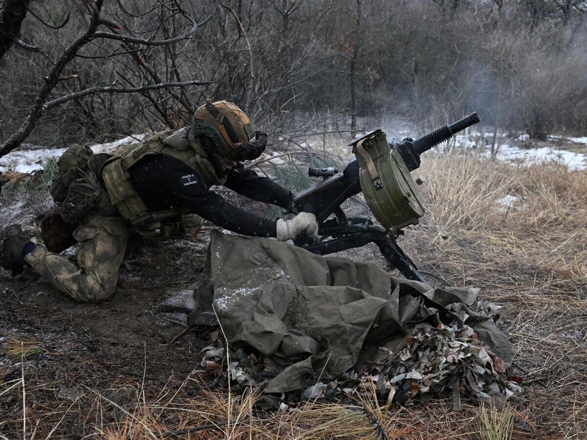    Военнослужащий ВС РФ ведет огонь по позициям ВСУ из АГС в зоне СВО© РИА Новости / Евгений Биятов