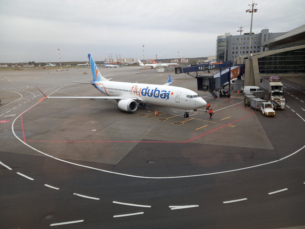 Самолет авиакомпании Fly Dubai. Аэропорт Внуково. Москва.