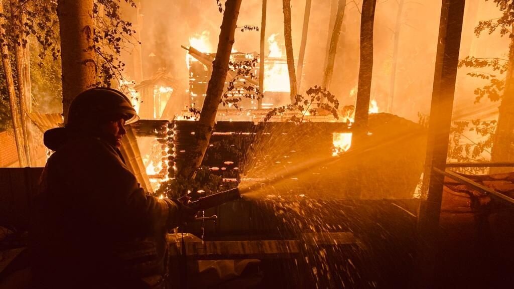 сгоревший красный дом. что горит в краснодаре. пожар в спб на стадионе красный треугольник. обрушение здания после пожара. пожар красный треугольник спб.