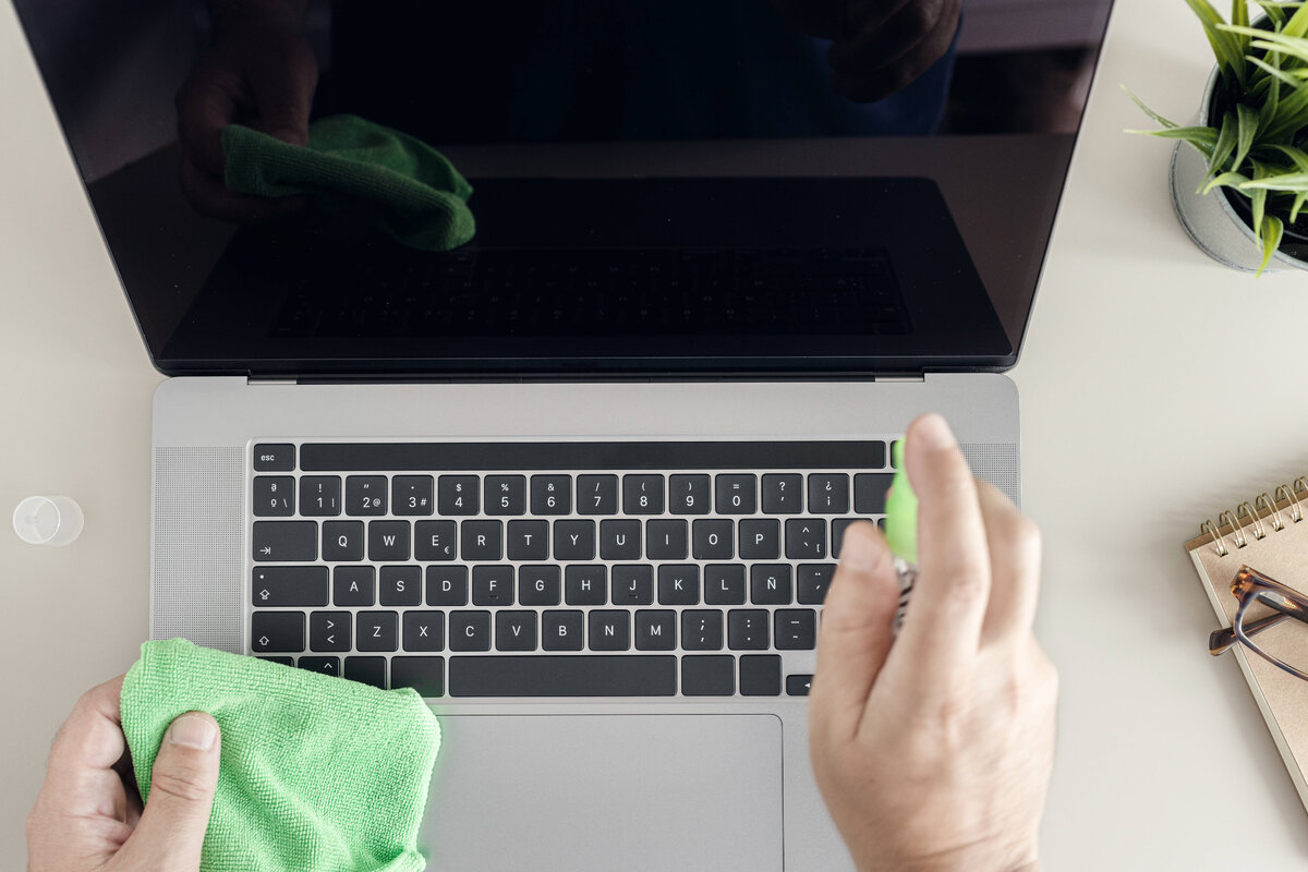     Как протирать компьютерный монитор, чтобы ничего не сломать и не оставить разводы