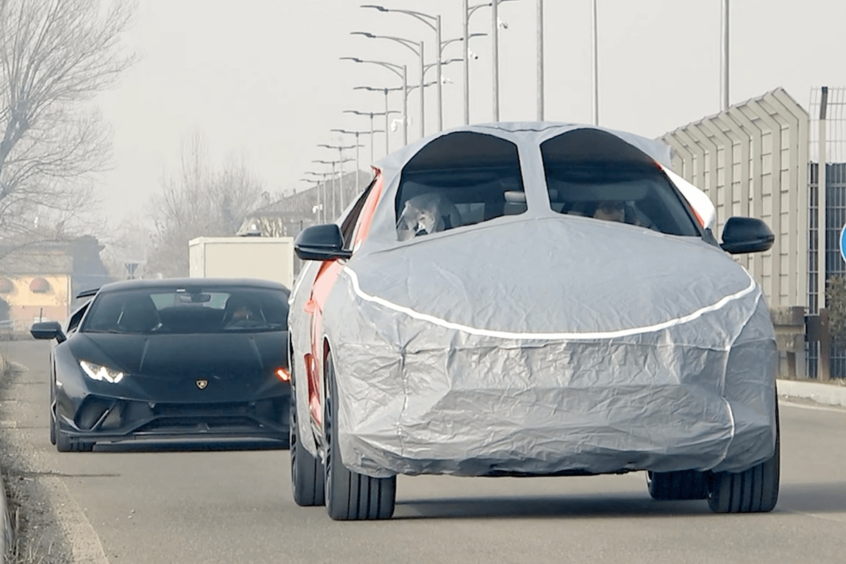 Сильно замаскированный тестовый Lamborghini Urus был замечен недалеко от завода в Сант-Агата-Болоньезе